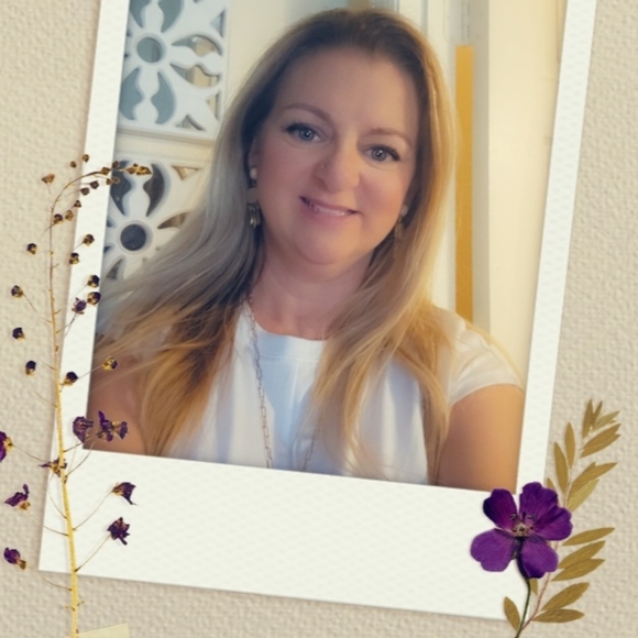 Meet your Posher, Amanda - Picture 2 of 3